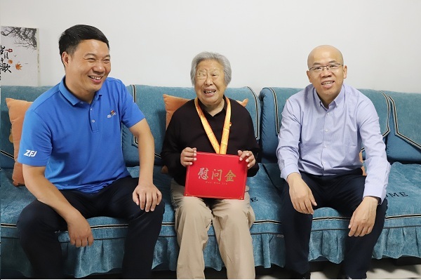 恒天集团党委为抗战老同志颁发“中国人...